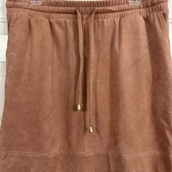 Liz Claiborne Skirt. Large. Normal wear. Very clean. Smoke free. - Picture 2 of 6